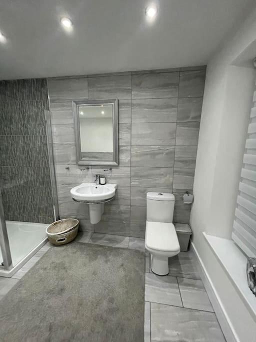 Modern, Spacious And Central Location Aberdare Exterior foto