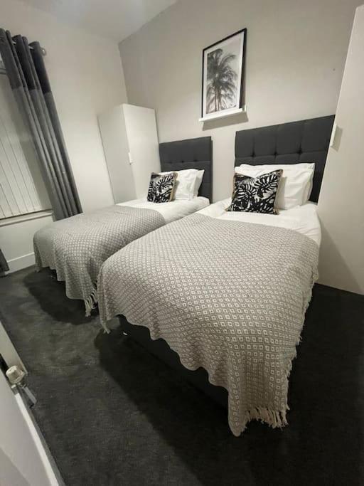 Modern, Spacious And Central Location Aberdare Exterior foto