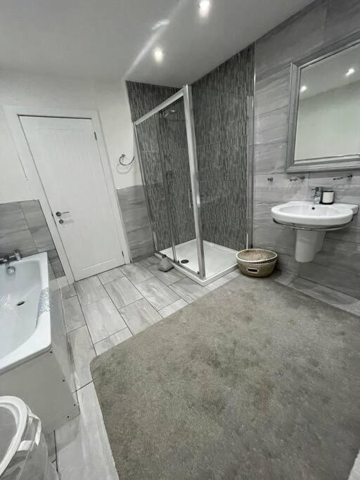 Modern, Spacious And Central Location Aberdare Exterior foto