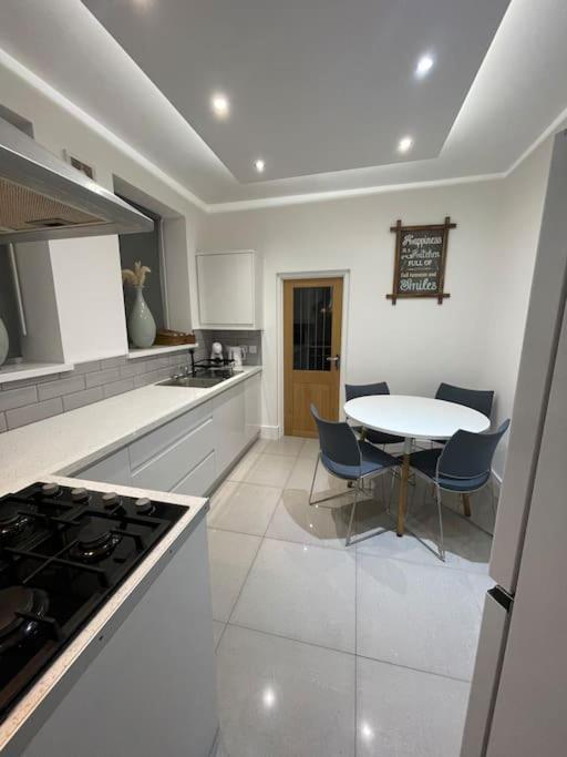 Modern, Spacious And Central Location Aberdare Exterior foto