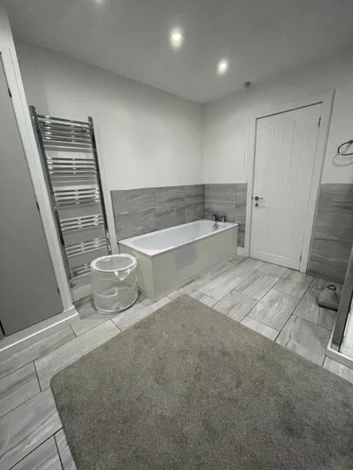 Modern, Spacious And Central Location Aberdare Exterior foto
