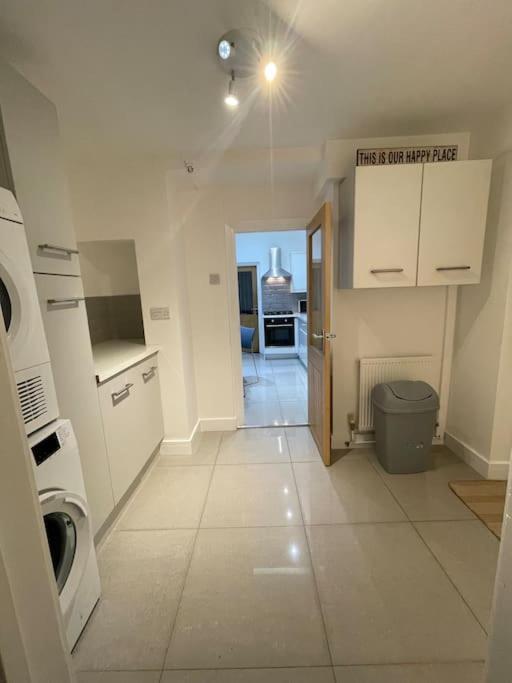 Modern, Spacious And Central Location Aberdare Exterior foto