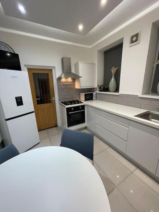 Modern, Spacious And Central Location Aberdare Exterior foto